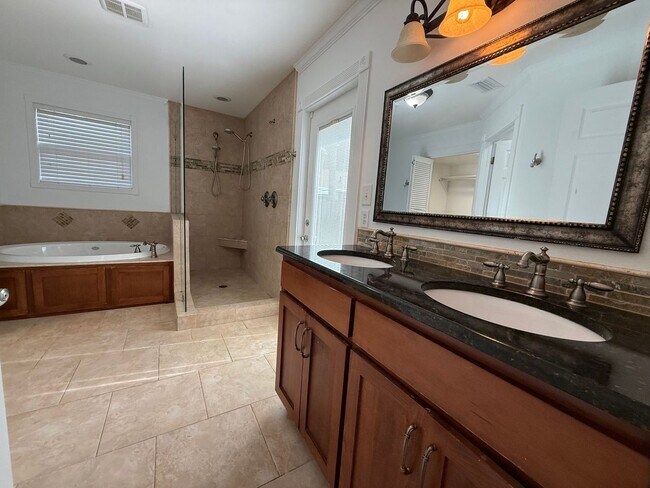 Building Photo - 905 Poinciana Dr