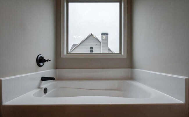 Building Photo - 5885 Ridgedale Ct