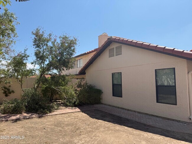 Building Photo - 1733 N La Rosa Dr