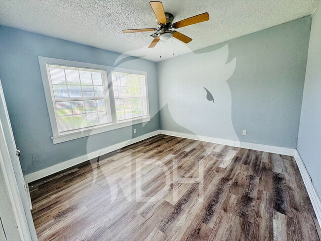 Building Photo - "Charming 2-Bedroom Retreat on Northwest L...