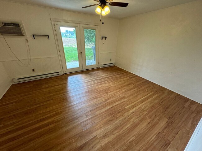 Building Photo - 2 Bedroom Townhome