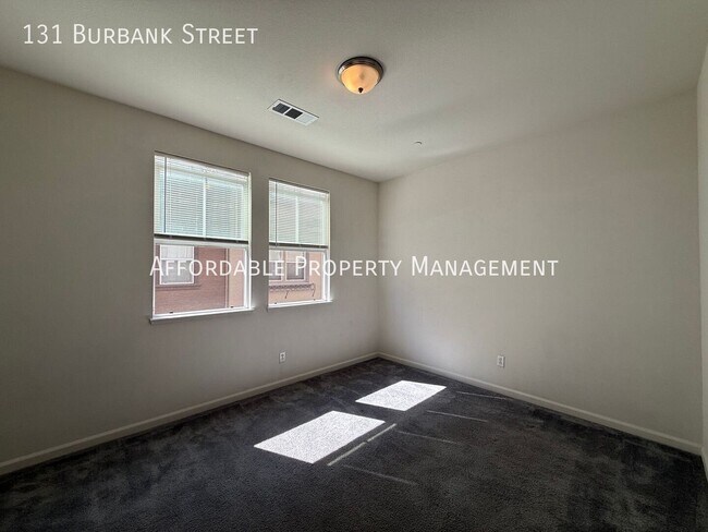 Building Photo - 131 Burbank St