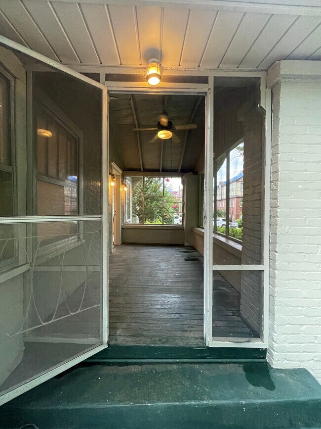Screened in porch - 908 Oxmoor Rd