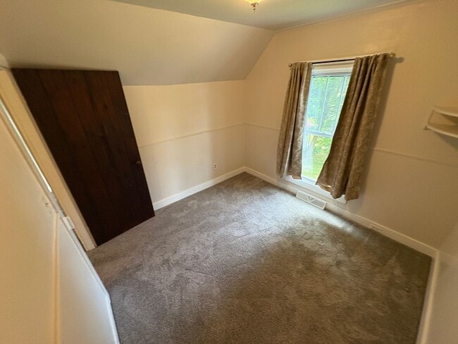 Building Photo - Lovely 4 Bedroomin a Quaint and Quiet Neig...