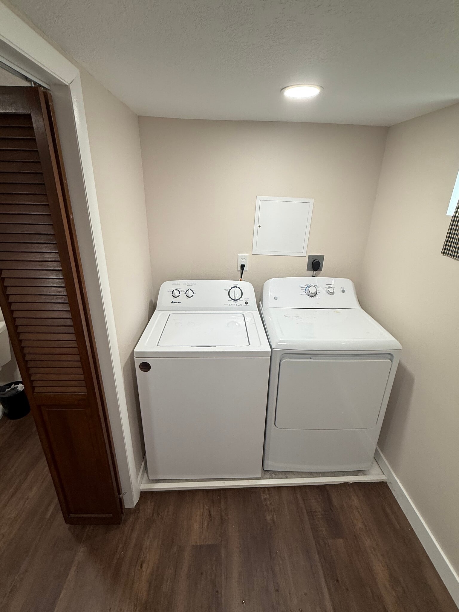 Wash and dryer included - 2827 Wood St