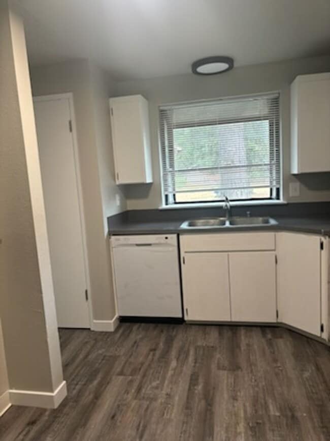 Building Photo - BOY11413-15 2P