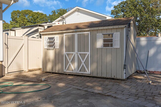 Building Photo - 691 Sussex Ct