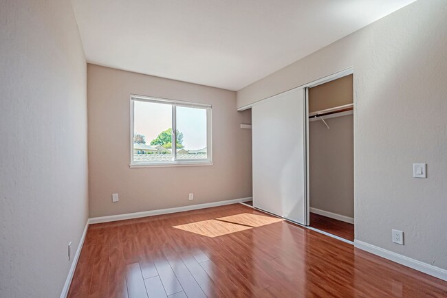 Building Photo - BEAUTIFUL REMODELED TWO STORY TOWNHOME IN ...