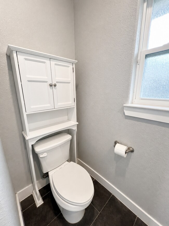 Building Photo - AVAILABLE FOR MOVE-IN WITH A 2-WEEK NOTICE