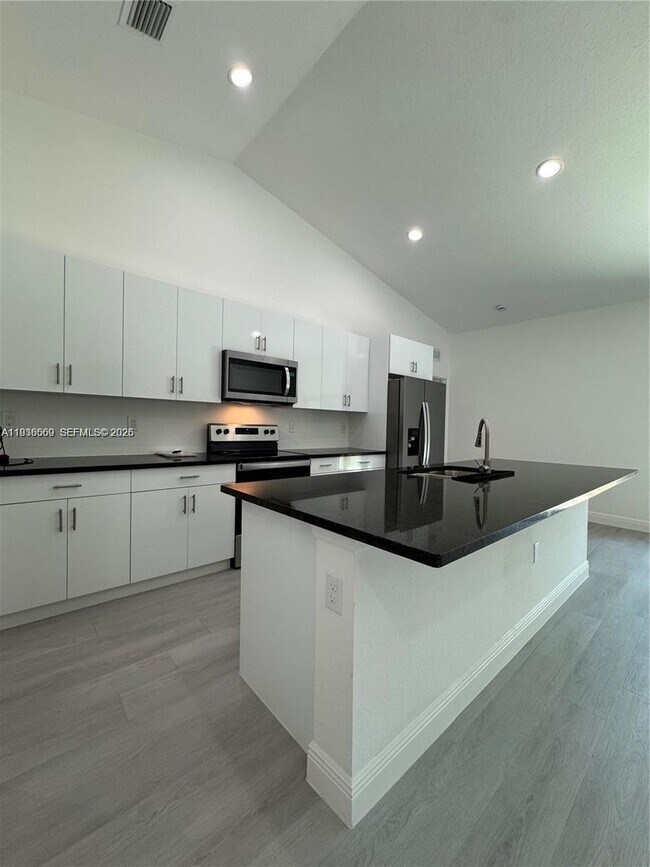 Building Photo - 6018 Acorn Cir