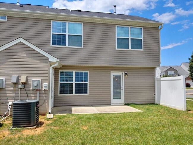 Building Photo - Three bed, 2.5 bath town house located in ...