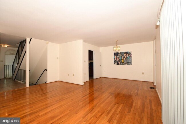 Building Photo - 8147 Inverness Ridge Rd