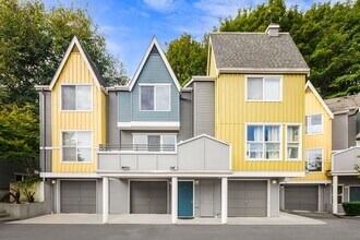 Building Photo - 2 Bedroom 2 Bath Townhouse 2 Car Garage S ...
