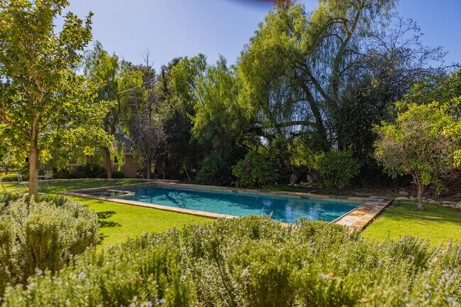 Building Photo - East End Hideaway