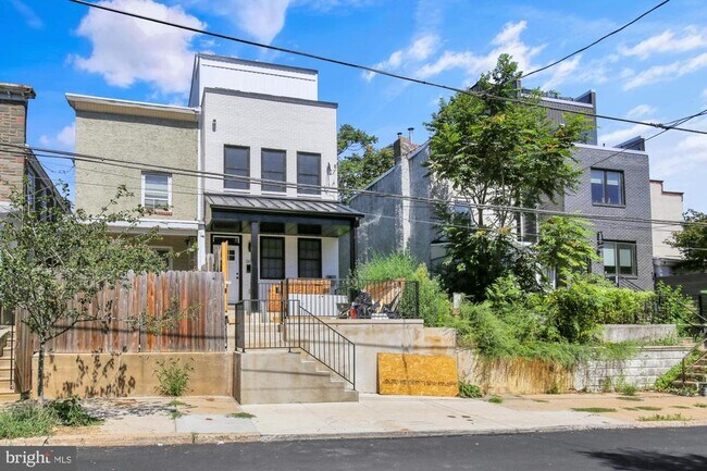 Building Photo - 2670 Braddock St