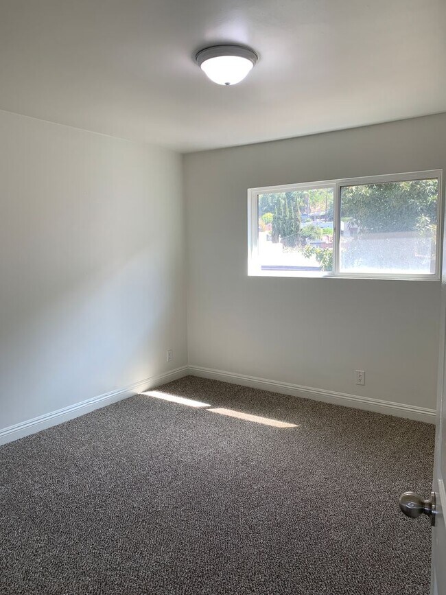 Building Photo - For Lease: 2 Bed / 1 Bath Upstairs Duplex – Ventura, CA
