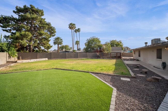 Building Photo - 4515 W Shaw Butte Dr