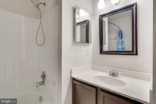 Building Photo - 3 Bedroom 3.5 Bath 3 Level Townhome in Germantown