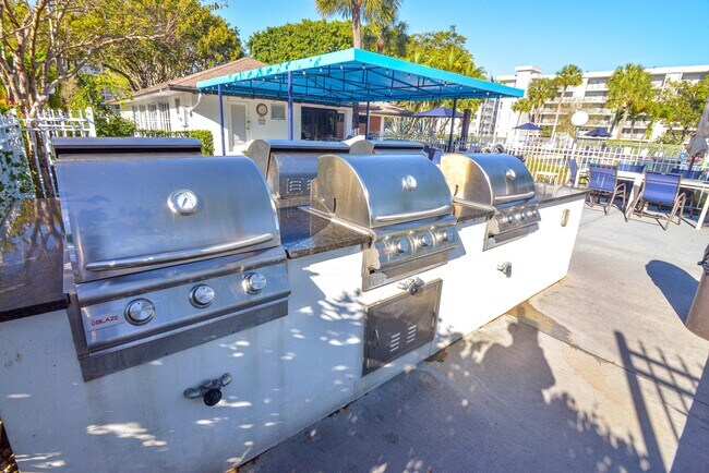 Building Photo - 2661 S Course Dr