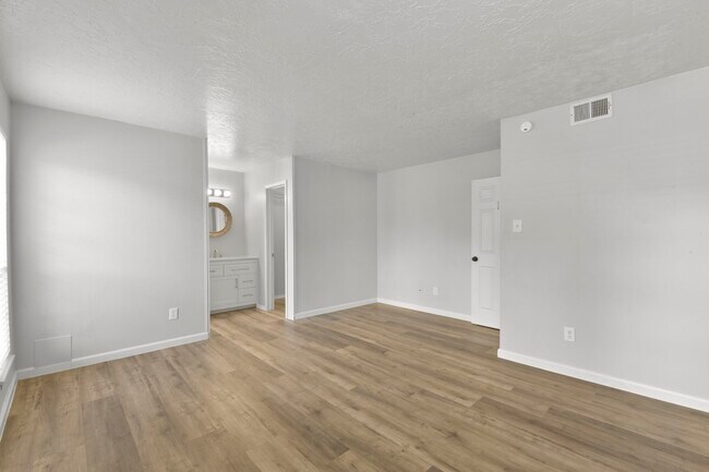 Building Photo - 707 Land Grant Dr