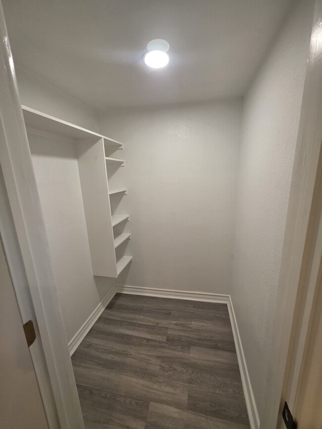 Building Photo - 3 bed 1 bath remodeled home, move in ready!
