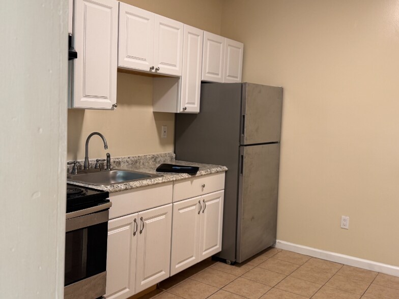 Building Photo - 113 S 11th St