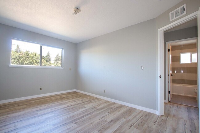 Building Photo - 577 S Eden Ave
