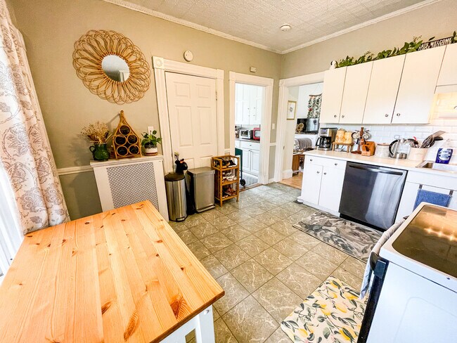 Kitchen - 415 Highland St