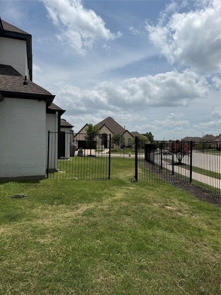 Building Photo - 9840 El Colina Dr