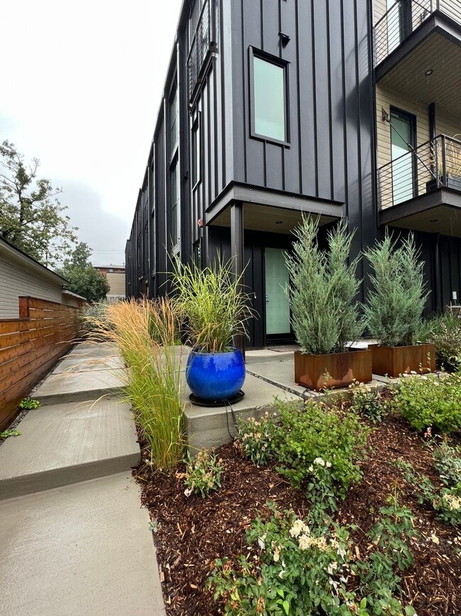 Building Photo - Modern 3 BD/2.5 BA, Superb Location, Internet/Cable and TVs Included! Available August 3rd!
