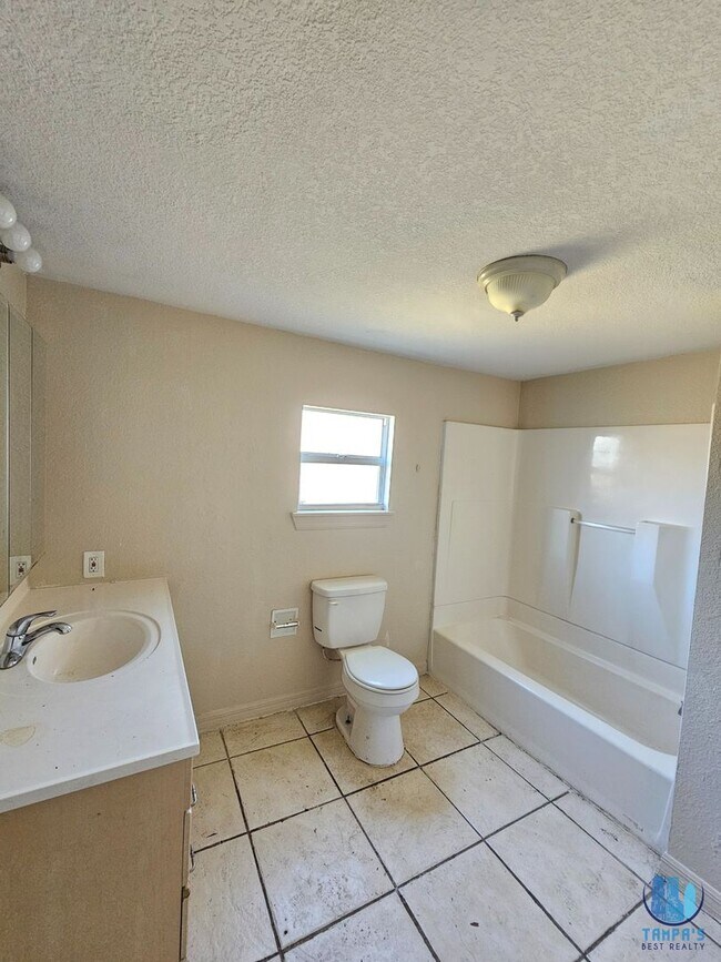 Building Photo - Beautiful 3 Bed | 2 Bath HOME on a DOUBLE LOT located in central Lakeland for rent and available ...