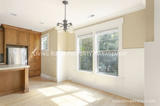 Building Photo - 2635 NE Sumner St