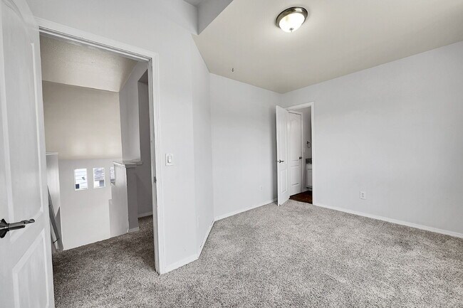 Building Photo - $2,995, 4 bed, 3.5 bath, located in Monume...