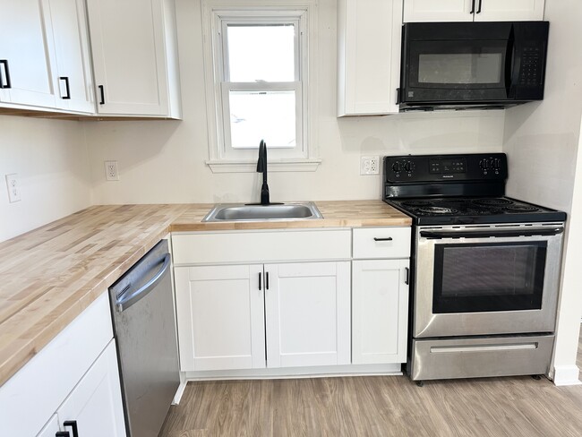 Building Photo - 208 Ridge Rd