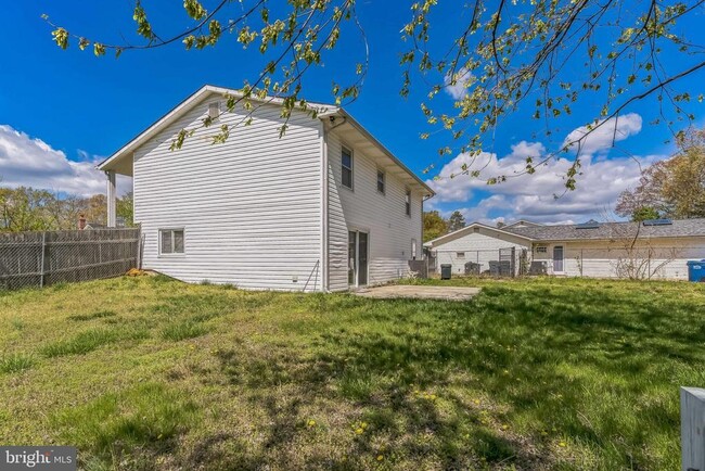 Building Photo - 14 Greystone Cir