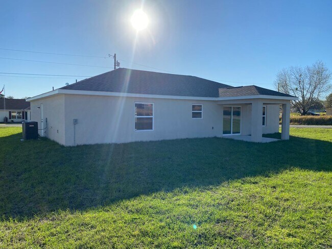 Building Photo - 3/2/2 Silver Spring Shores **Available NOW**