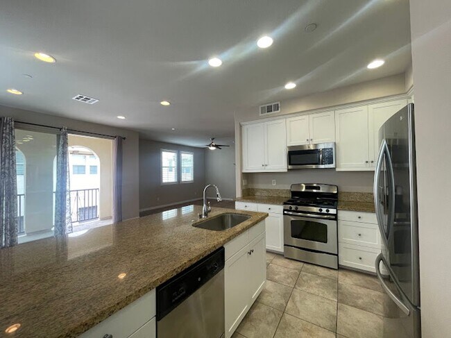 Building Photo - Stunning 2 bed 2.5 bath Solar Powered Town...