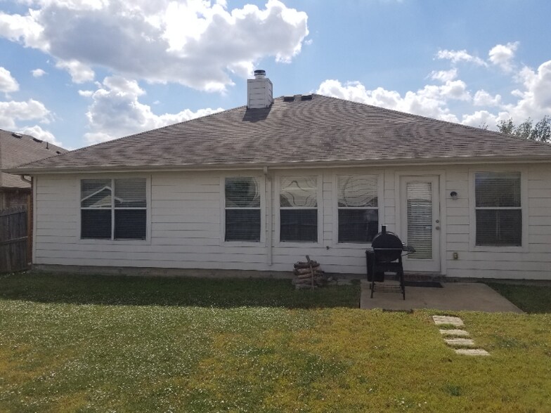 Building Photo - 515 Creekside Dr