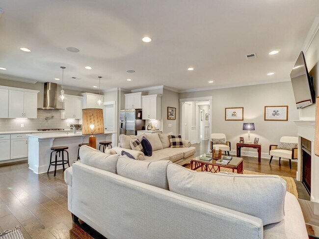 Building Photo - Charming 4 Bedroom Cottage Available in Og...