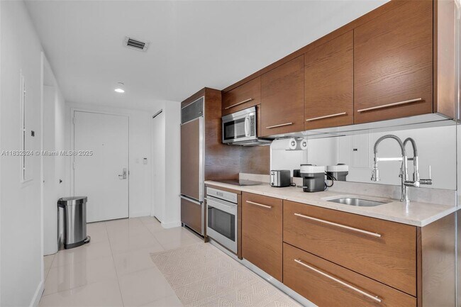 Building Photo - 495 Brickell Ave