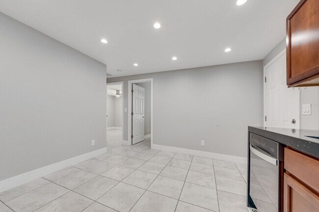 Building Photo - 2318 N Bassler St