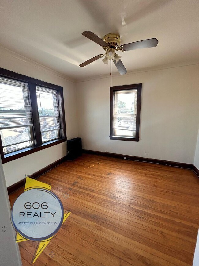 Building Photo - Belmont Cragin Apts Available!