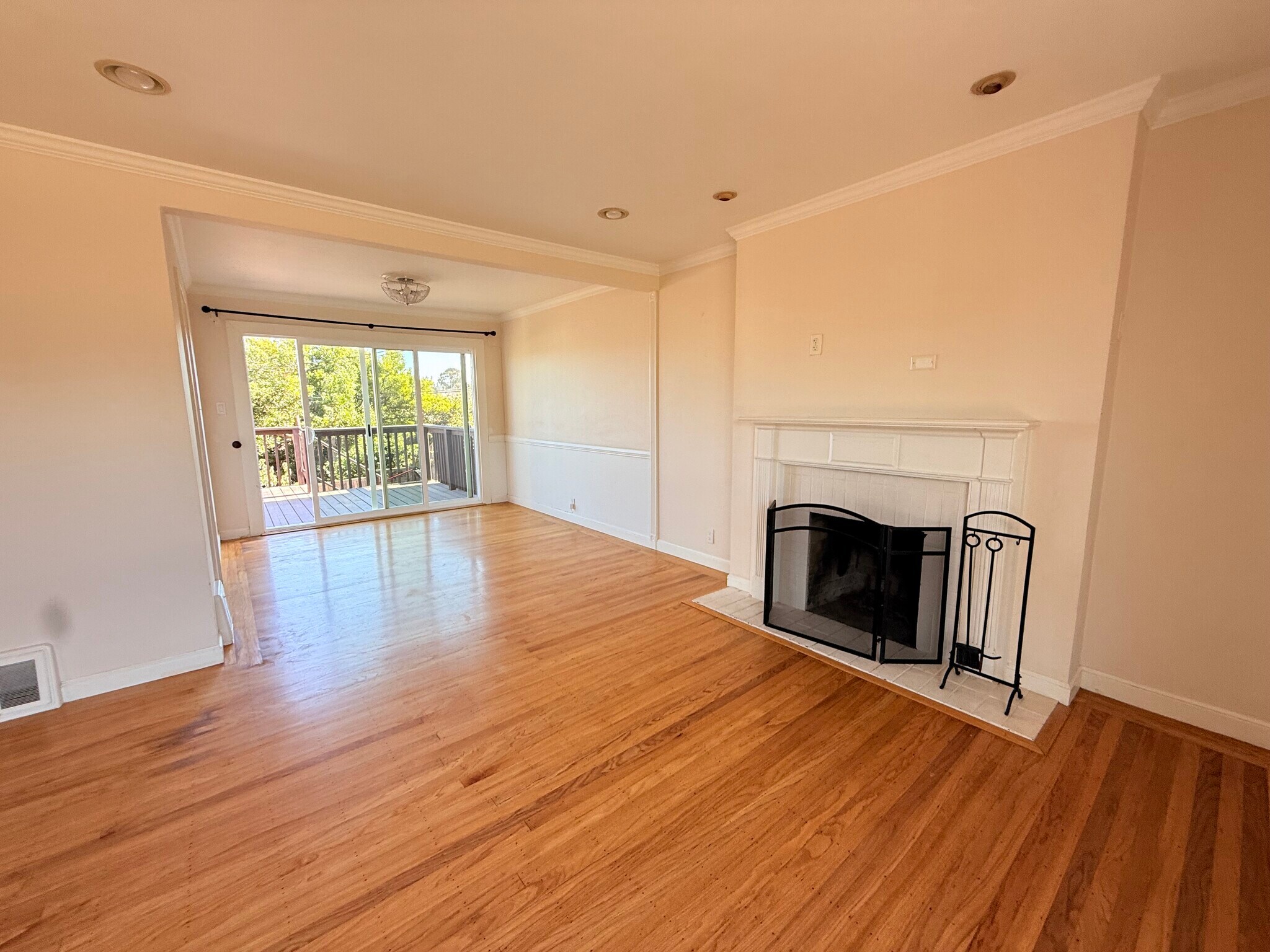 Building Photo - 215 Hazelwood Dr