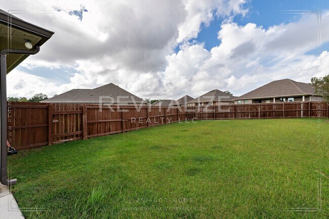 Building Photo - HALF-DEPOSIT SPECIAL! Stunning Luxury Home in Silverhill with Huge Diamond Shaped Backyard!