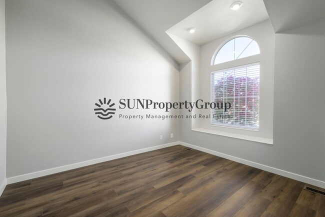 Building Photo - Great Updated Family Home in Excellent Clinton Location!