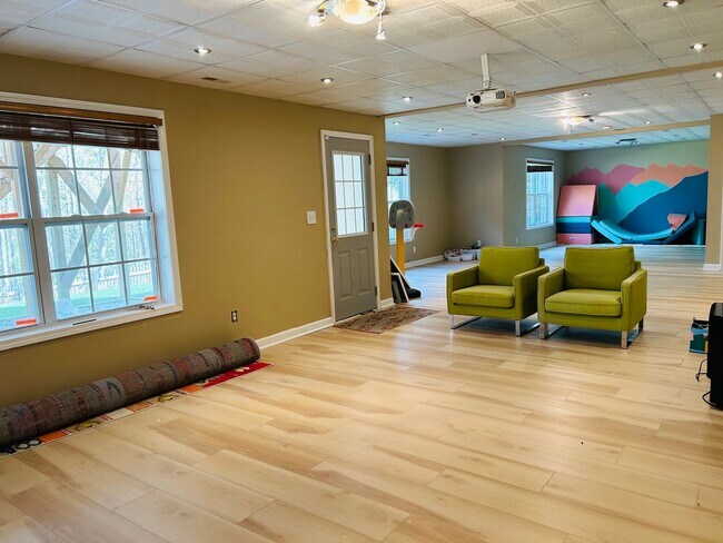 Building Photo - Incredible 4 bedroom/5 bath Tri-level home in Willoughby Park in NW Greensboro with finished base...