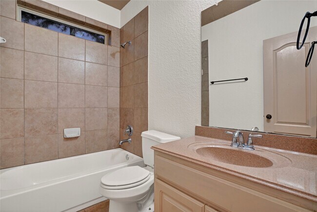 Building Photo - 10 Tallgrass Way