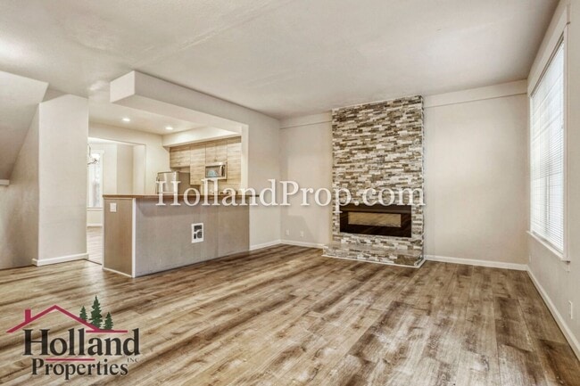 Building Photo - Beautifully Remodeled Beaverton Townhouse!
