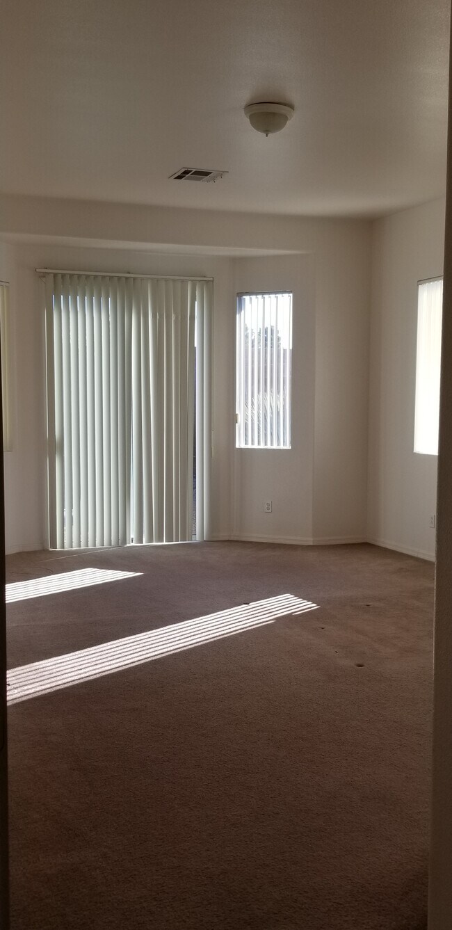 Building Photo - 4901 Oro Ln