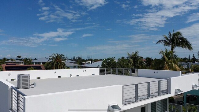 Building Photo - 229 W Seaview Cir